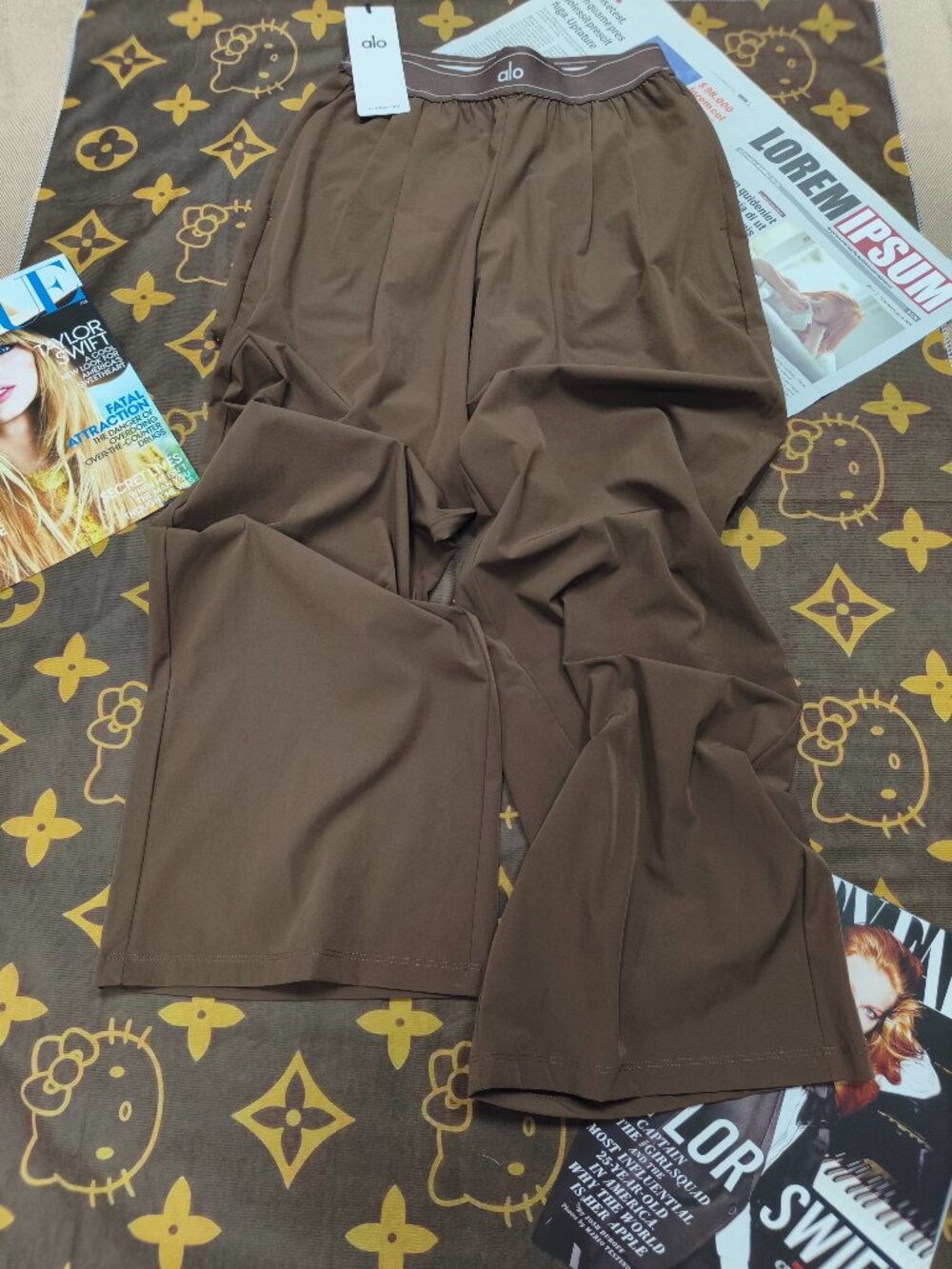 ALO Yoga Olive Brown Wide Leg Trousers - Picture 2 of 6